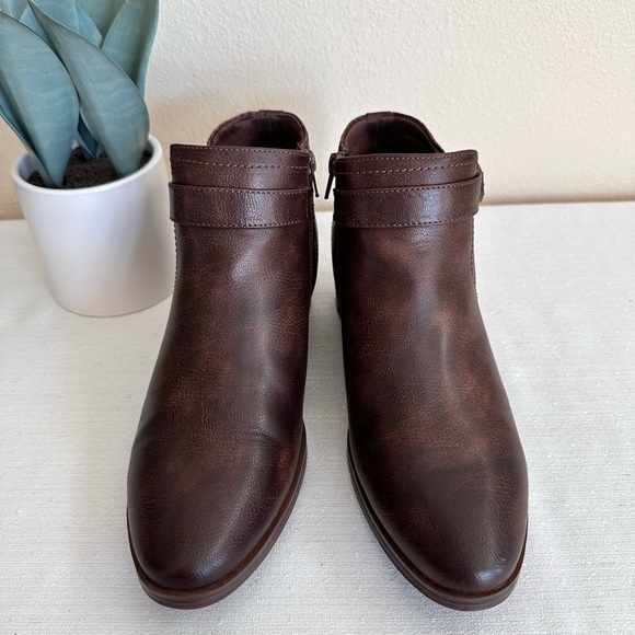 BareTraps Maci Brown Faux Leather Croc Texture Buckle Ankle Booties Women’s 10M - Picture 2 of 13